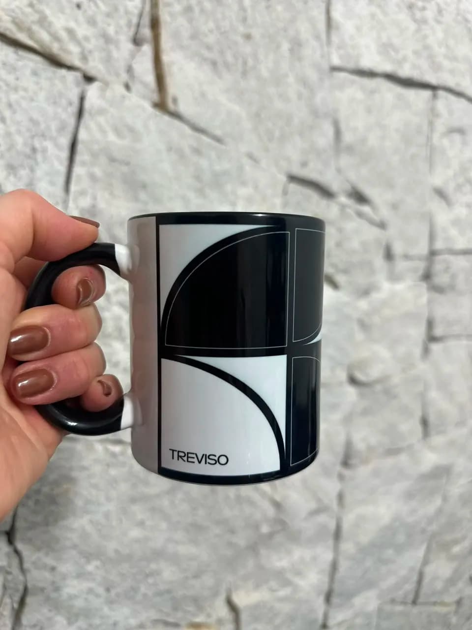 Caneca TREVISO em frente à parede de pedra